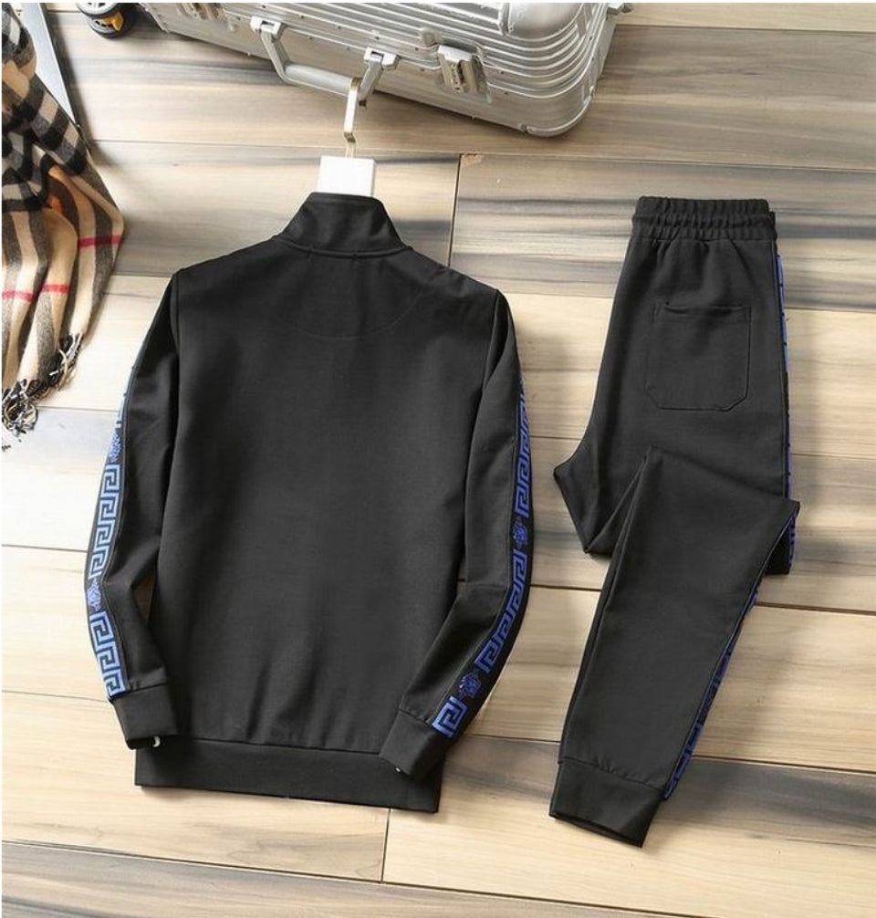 Les ensembles survêtement Versace pour homme allient performance et style avec audace. Leur design luxueux et leur finition impeccable en font un choix privilégié pour ceux qui recherchent l'élégance dans leur tenue sportive.