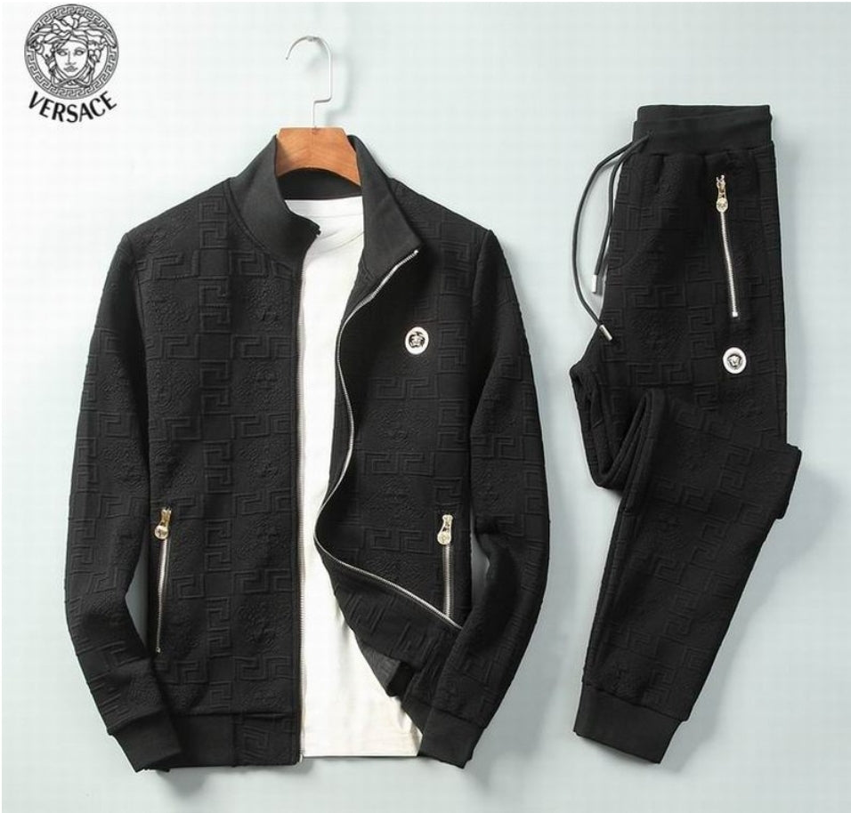 Les ensembles survêtement Versace pour homme allient performance et style avec audace. Leur design luxueux et leur finition impeccable en font un choix privilégié pour ceux qui recherchent l'élégance dans leur tenue sportive.