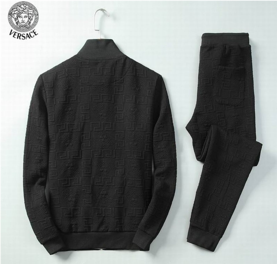 Les ensembles survêtement Versace pour homme allient performance et style avec audace. Leur design luxueux et leur finition impeccable en font un choix privilégié pour ceux qui recherchent l'élégance dans leur tenue sportive.