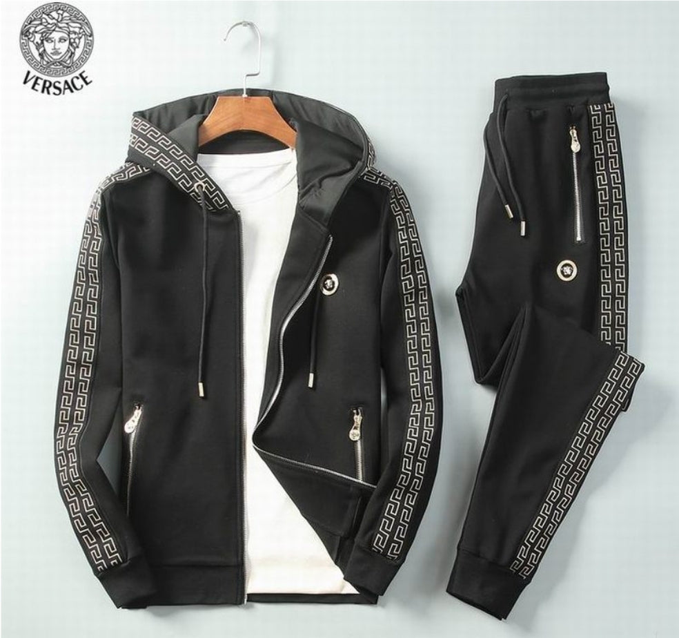 Les ensembles survêtement Versace pour homme allient performance et style avec audace. Leur design luxueux et leur finition impeccable en font un choix privilégié pour ceux qui recherchent l'élégance dans leur tenue sportive.