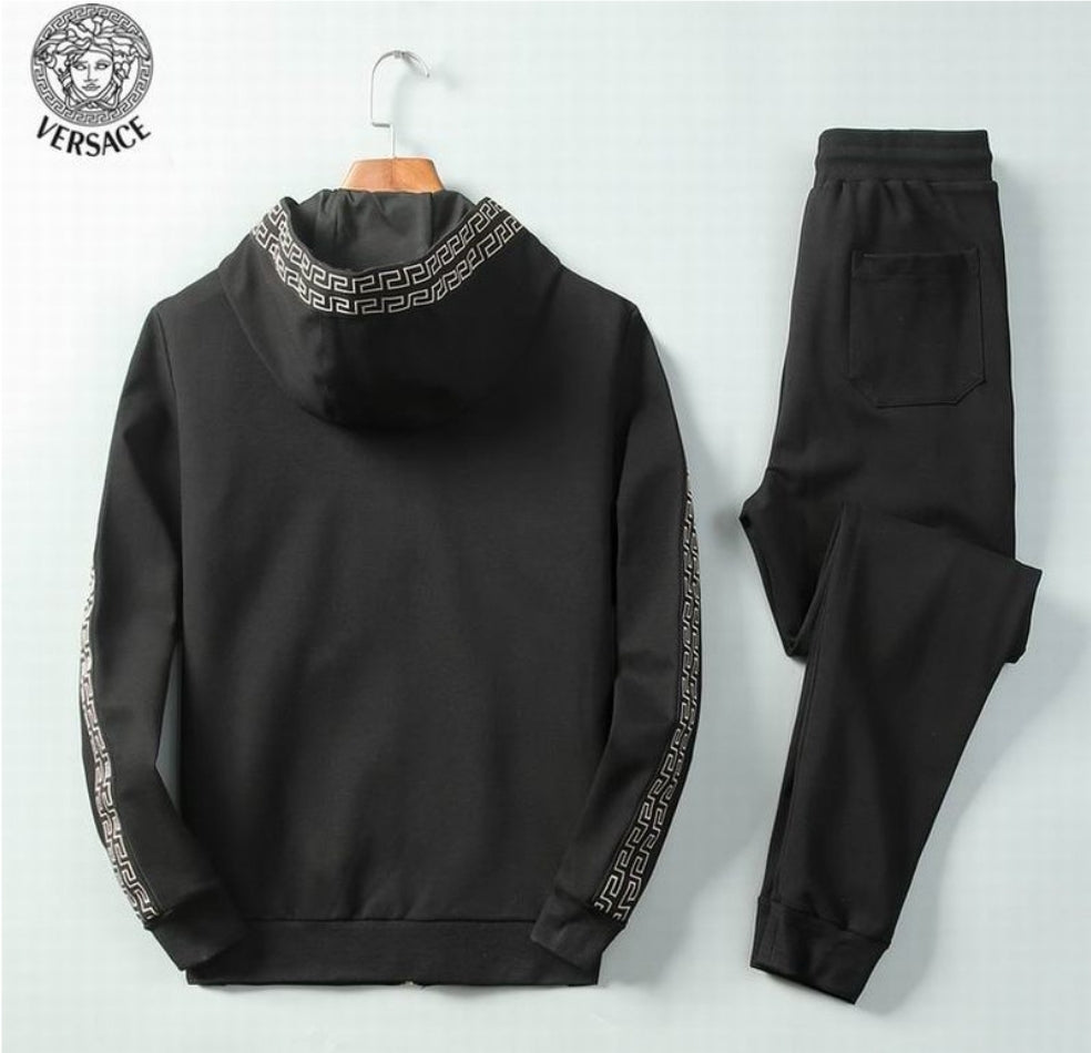 Les ensembles survêtement Versace pour homme allient performance et style avec audace. Leur design luxueux et leur finition impeccable en font un choix privilégié pour ceux qui recherchent l'élégance dans leur tenue sportive.