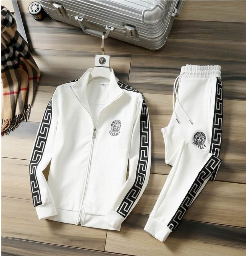 Les ensembles survêtement Versace pour homme allient performance et style avec audace. Leur design luxueux et leur finition impeccable en font un choix privilégié pour ceux qui recherchent l'élégance dans leur tenue sportive.