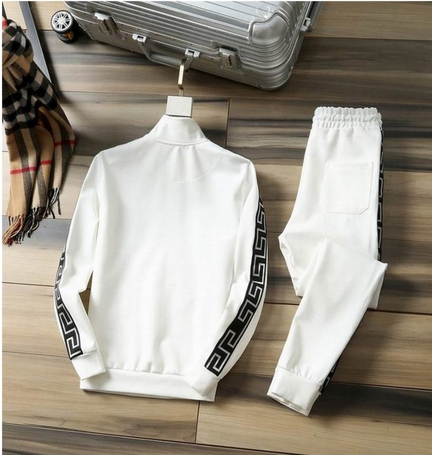Les ensembles survêtement Versace pour homme allient performance et style avec audace. Leur design luxueux et leur finition impeccable en font un choix privilégié pour ceux qui recherchent l'élégance dans leur tenue sportive.
