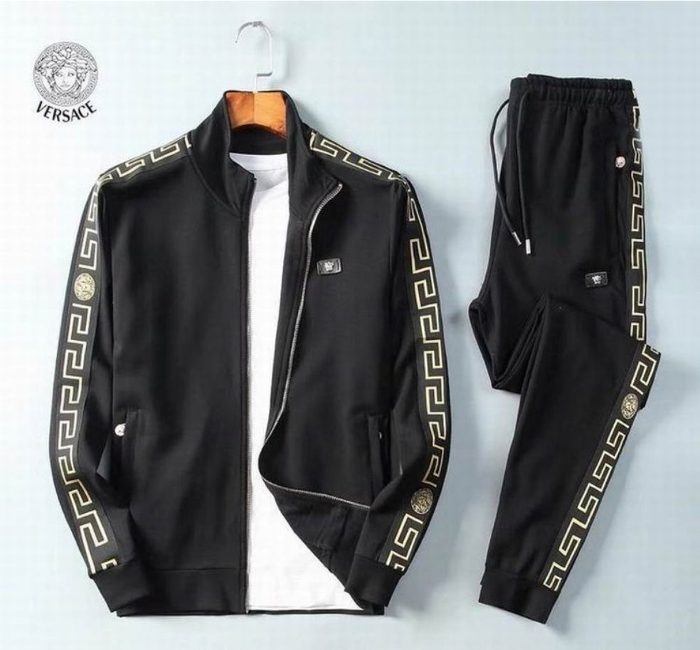 Les ensembles survêtement Versace pour homme allient performance et style avec audace. Leur design luxueux et leur finition impeccable en font un choix privilégié pour ceux qui recherchent l'élégance dans leur tenue sportive.