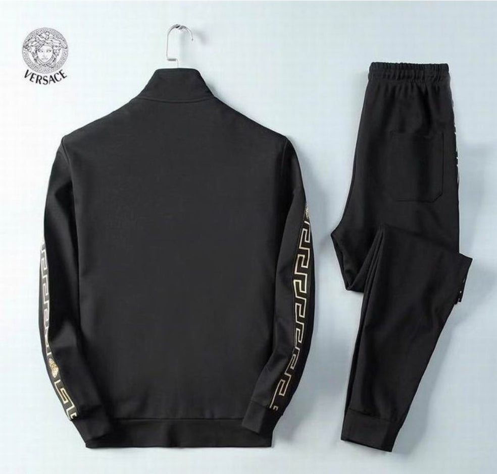 Les ensembles survêtement Versace pour homme allient performance et style avec audace. Leur design luxueux et leur finition impeccable en font un choix privilégié pour ceux qui recherchent l'élégance dans leur tenue sportive.