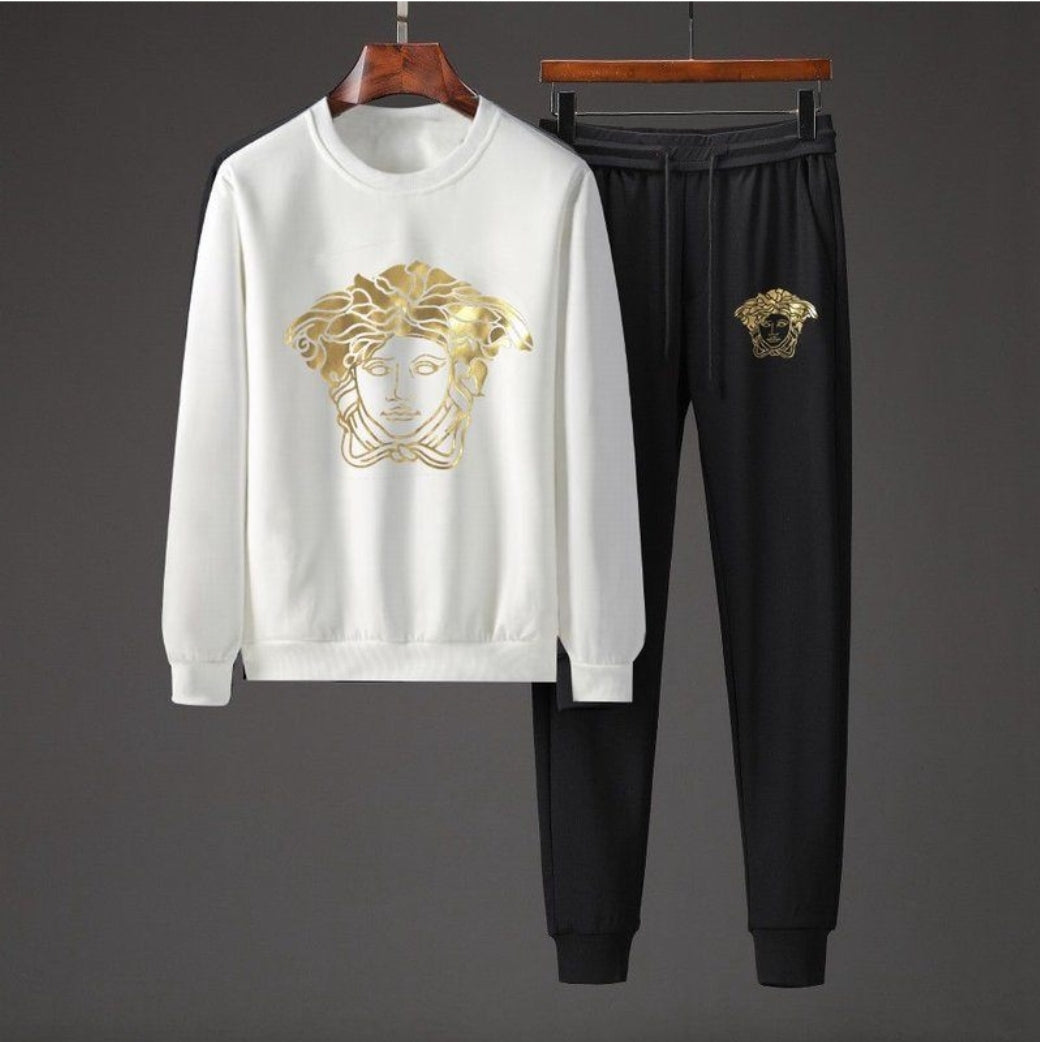 Les ensembles survêtement Versace pour homme allient performance et style avec audace. Leur design luxueux et leur finition impeccable en font un choix privilégié pour ceux qui recherchent l'élégance dans leur tenue sportive.