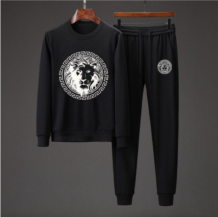 Les ensembles survêtement Versace pour homme allient performance et style avec audace. Leur design luxueux et leur finition impeccable en font un choix privilégié pour ceux qui recherchent l'élégance dans leur tenue sportive.