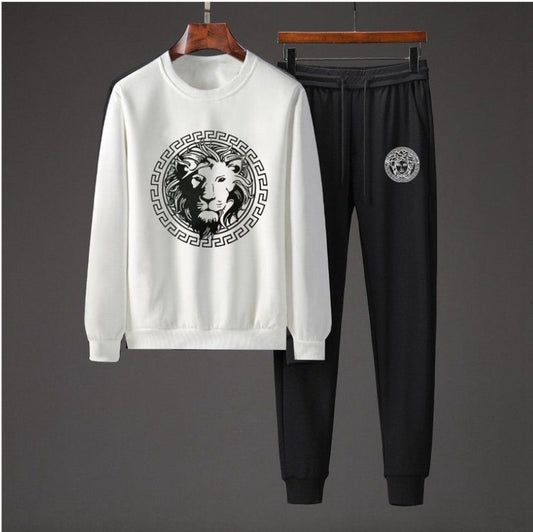 Les ensembles survêtement Versace pour homme allient performance et style avec audace. Leur design luxueux et leur finition impeccable en font un choix privilégié pour ceux qui recherchent l'élégance dans leur tenue sportive.