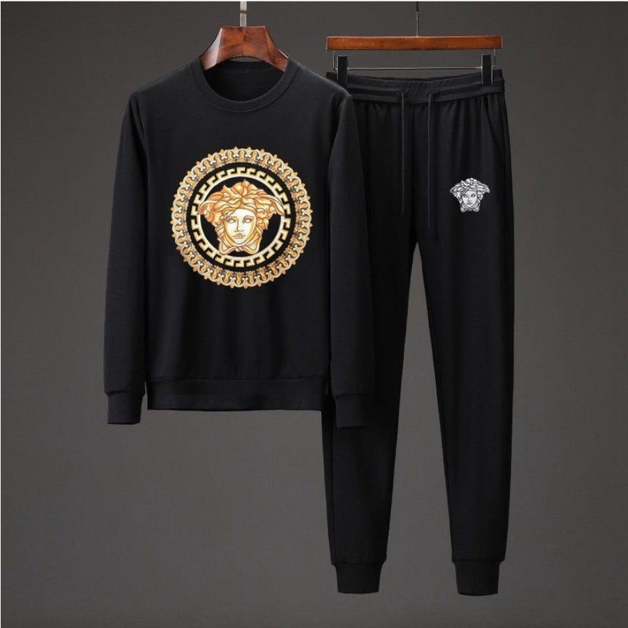 Les ensembles survêtement Versace pour homme allient performance et style avec audace. Leur design luxueux et leur finition impeccable en font un choix privilégié pour ceux qui recherchent l'élégance dans leur tenue sportive.