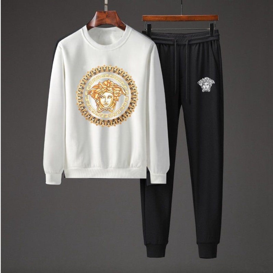Les ensembles survêtement Versace pour homme allient performance et style avec audace. Leur design luxueux et leur finition impeccable en font un choix privilégié pour ceux qui recherchent l'élégance dans leur tenue sportive.