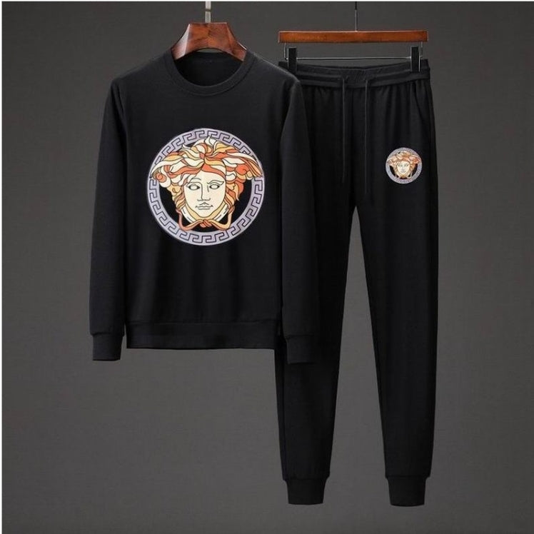 Les ensembles survêtement Versace pour homme allient performance et style avec audace. Leur design luxueux et leur finition impeccable en font un choix privilégié pour ceux qui recherchent l'élégance dans leur tenue sportive.