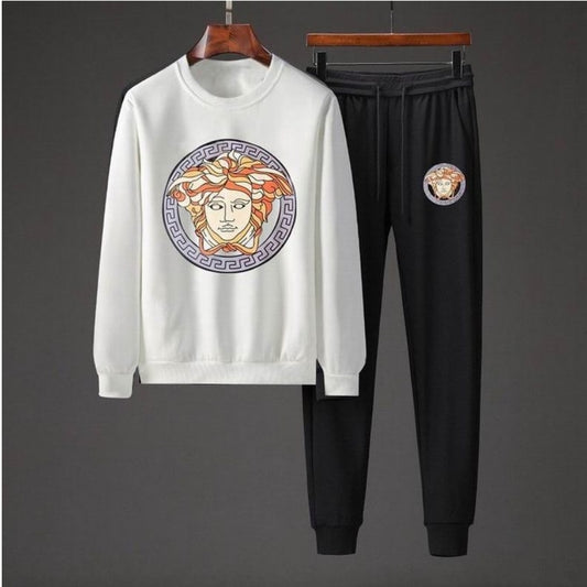 Les ensembles survêtement Versace pour homme allient performance et style avec audace. Leur design luxueux et leur finition impeccable en font un choix privilégié pour ceux qui recherchent l'élégance dans leur tenue sportive.