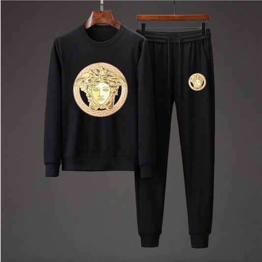 Les ensembles survêtement Versace pour homme allient performance et style avec audace. Leur design luxueux et leur finition impeccable en font un choix privilégié pour ceux qui recherchent l'élégance dans leur tenue sportive.