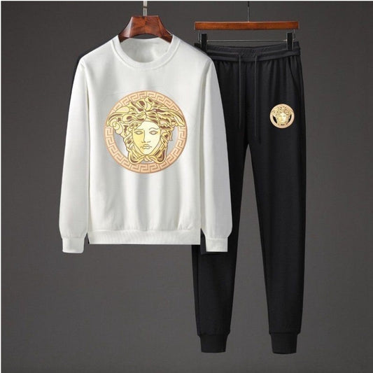 Les ensembles survêtement Versace pour homme allient performance et style avec audace. Leur design luxueux et leur finition impeccable en font un choix privilégié pour ceux qui recherchent l'élégance dans leur tenue sportive.