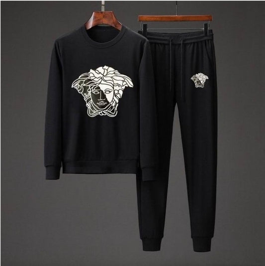 Les ensembles survêtement Versace pour homme allient performance et style avec audace. Leur design luxueux et leur finition impeccable en font un choix privilégié pour ceux qui recherchent l'élégance dans leur tenue sportive.