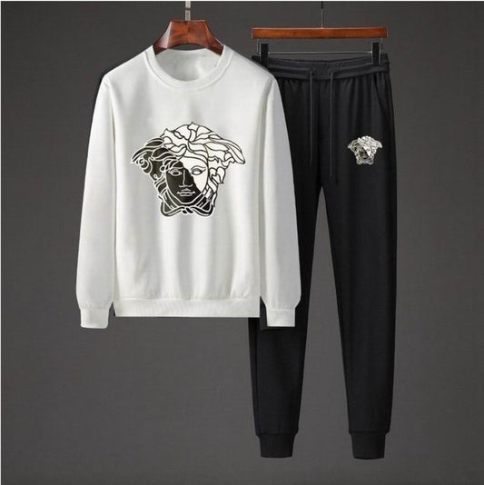 Les ensembles survêtement Versace pour homme allient performance et style avec audace. Leur design luxueux et leur finition impeccable en font un choix privilégié pour ceux qui recherchent l'élégance dans leur tenue sportive.
