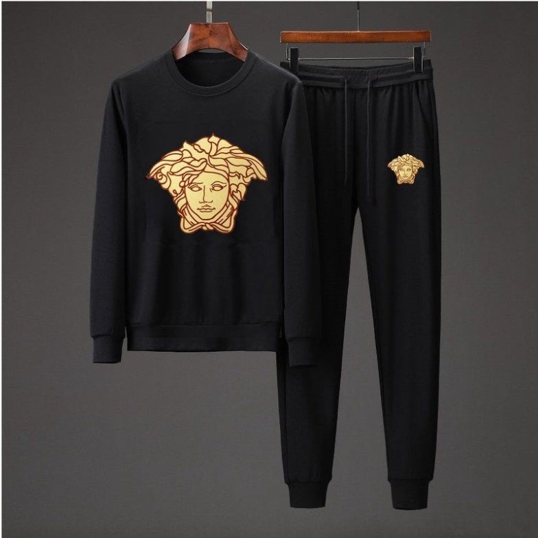 Les ensembles survêtement Versace pour homme allient performance et style avec audace. Leur design luxueux et leur finition impeccable en font un choix privilégié pour ceux qui recherchent l'élégance dans leur tenue sportive.