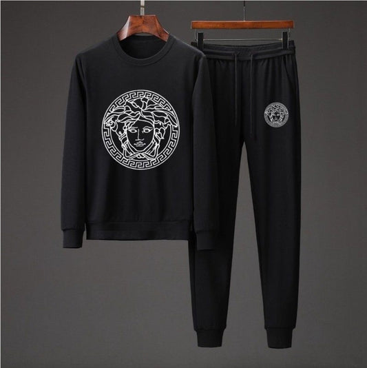 Les ensembles survêtement Versace pour homme allient performance et style avec audace. Leur design luxueux et leur finition impeccable en font un choix privilégié pour ceux qui recherchent l'élégance dans leur tenue sportive.