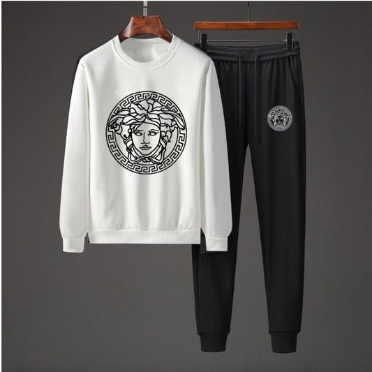 Les ensembles survêtement Versace pour homme allient performance et style avec audace. Leur design luxueux et leur finition impeccable en font un choix privilégié pour ceux qui recherchent l'élégance dans leur tenue sportive.