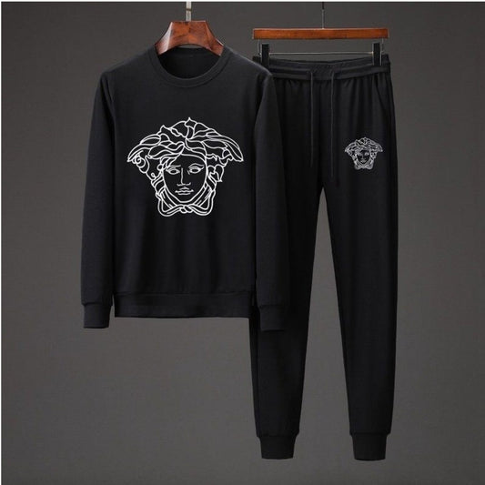 Les ensembles survêtement Versace pour homme allient performance et style avec audace. Leur design luxueux et leur finition impeccable en font un choix privilégié pour ceux qui recherchent l'élégance dans leur tenue sportive.