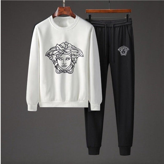 Les ensembles survêtement Versace pour homme allient performance et style avec audace. Leur design luxueux et leur finition impeccable en font un choix privilégié pour ceux qui recherchent l'élégance dans leur tenue sportive.
