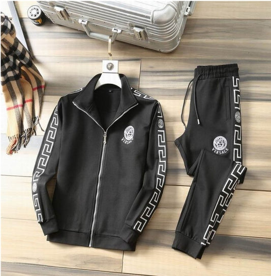 Les ensembles survêtement Versace pour homme allient performance et style avec audace. Leur design luxueux et leur finition impeccable en font un choix privilégié pour ceux qui recherchent l'élégance dans leur tenue sportive.