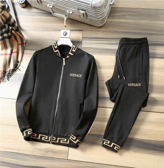 Les ensembles survêtement Versace pour homme allient performance et style avec audace. Leur design luxueux et leur finition impeccable en font un choix privilégié pour ceux qui recherchent l'élégance dans leur tenue sportive.