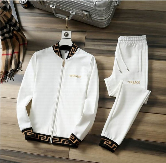 Les ensembles survêtement Versace pour homme allient performance et style avec audace. Leur design luxueux et leur finition impeccable en font un choix privilégié pour ceux qui recherchent l'élégance dans leur tenue sportive.