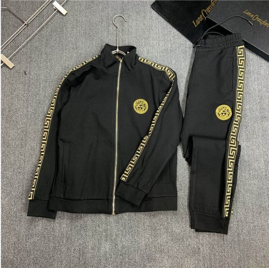 Les ensembles survêtement Versace pour homme allient performance et style avec audace. Leur design luxueux et leur finition impeccable en font un choix privilégié pour ceux qui recherchent l'élégance dans leur tenue sportive.