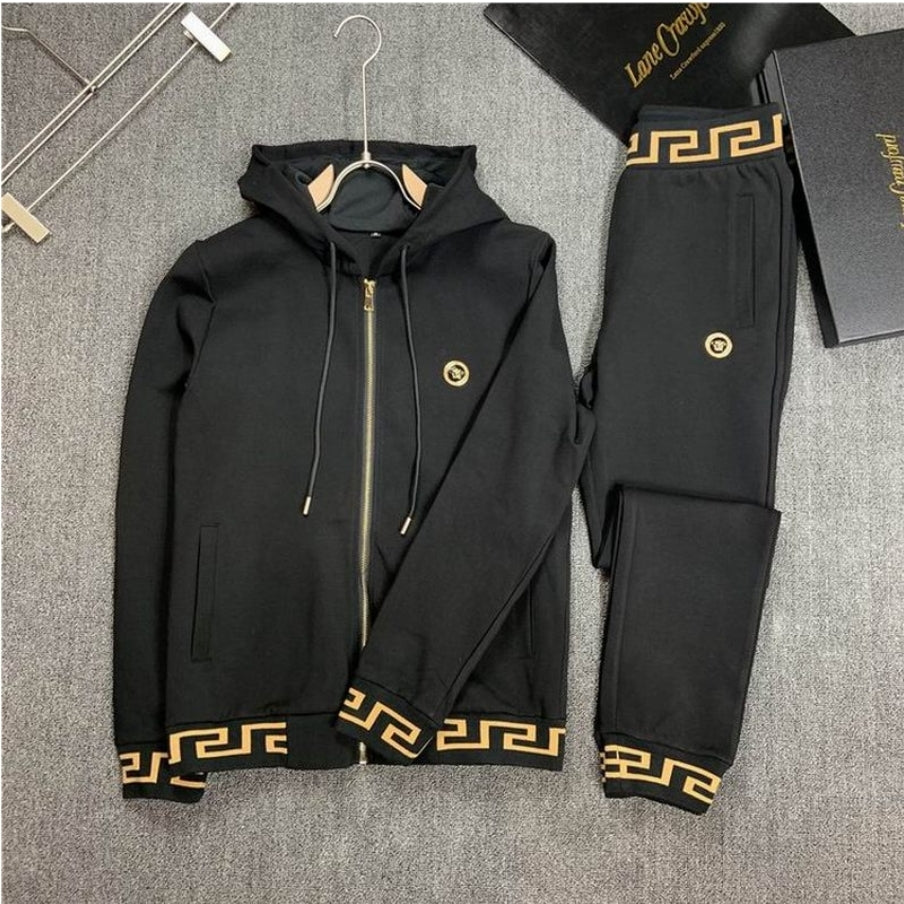 Les ensembles survêtement Versace pour homme allient performance et style avec audace. Leur design luxueux et leur finition impeccable en font un choix privilégié pour ceux qui recherchent l'élégance dans leur tenue sportive.
