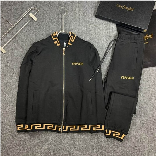 Les ensembles survêtement Versace pour homme allient performance et style avec audace. Leur design luxueux et leur finition impeccable en font un choix privilégié pour ceux qui recherchent l'élégance dans leur tenue sportive.