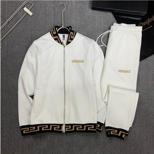 Les ensembles survêtement Versace pour homme allient performance et style avec audace. Leur design luxueux et leur finition impeccable en font un choix privilégié pour ceux qui recherchent l'élégance dans leur tenue sportive.