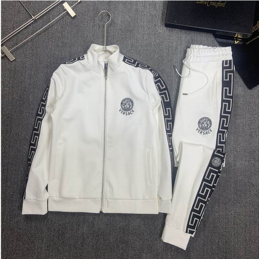 Les ensembles survêtement Versace pour homme allient performance et style avec audace. Leur design luxueux et leur finition impeccable en font un choix privilégié pour ceux qui recherchent l'élégance dans leur tenue sportive.