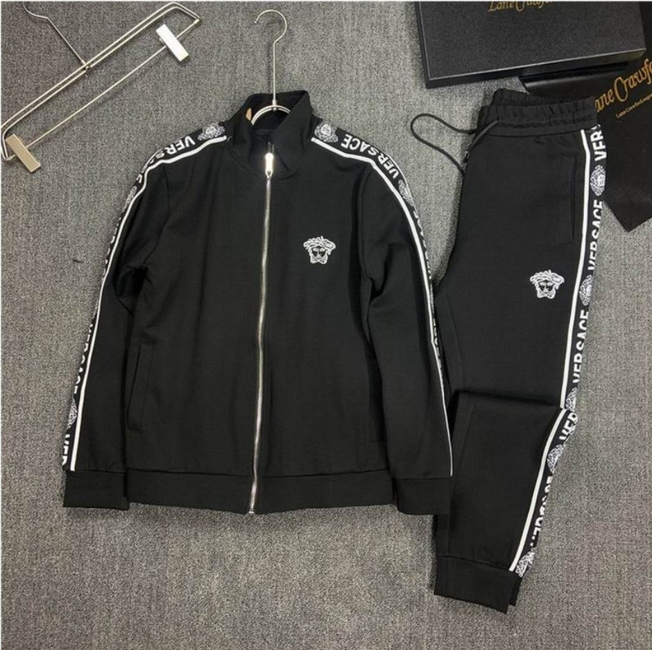 Les ensembles survêtement Versace pour homme allient performance et style avec audace. Leur design luxueux et leur finition impeccable en font un choix privilégié pour ceux qui recherchent l'élégance dans leur tenue sportive.