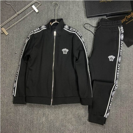 Les ensembles survêtement Versace pour homme allient performance et style avec audace. Leur design luxueux et leur finition impeccable en font un choix privilégié pour ceux qui recherchent l'élégance dans leur tenue sportive.