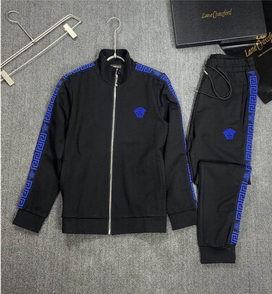 Les ensembles survêtement Versace pour homme allient performance et style avec audace. Leur design luxueux et leur finition impeccable en font un choix privilégié pour ceux qui recherchent l'élégance dans leur tenue sportive.
