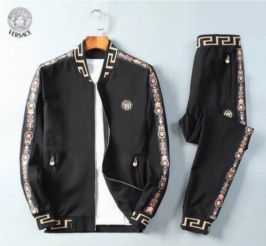 Les ensembles survêtement Versace pour homme allient performance et style avec audace. Leur design luxueux et leur finition impeccable en font un choix privilégié pour ceux qui recherchent l'élégance dans leur tenue sportive.