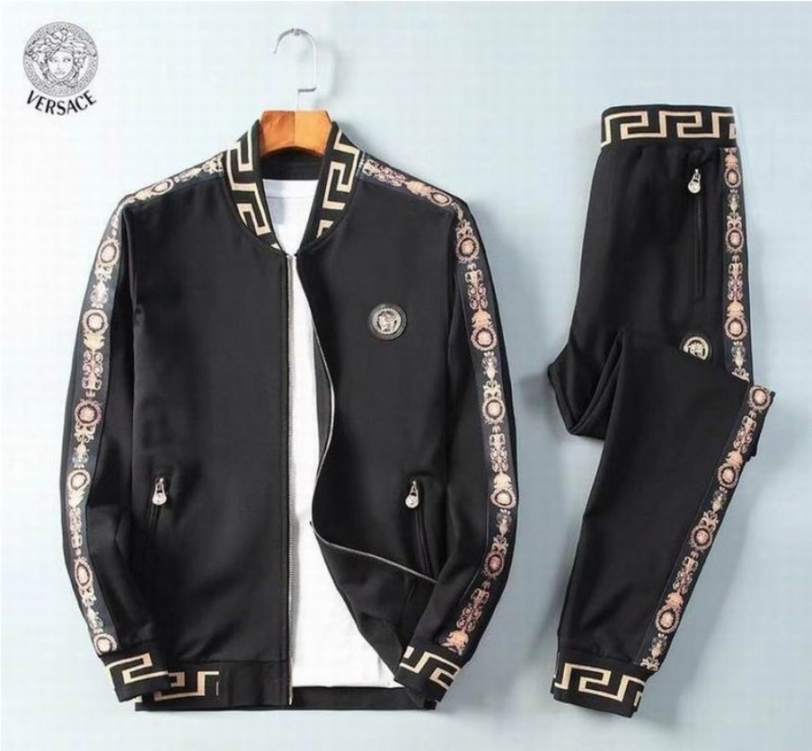 Les ensembles survêtement Versace pour homme allient performance et style avec audace. Leur design luxueux et leur finition impeccable en font un choix privilégié pour ceux qui recherchent l'élégance dans leur tenue sportive.