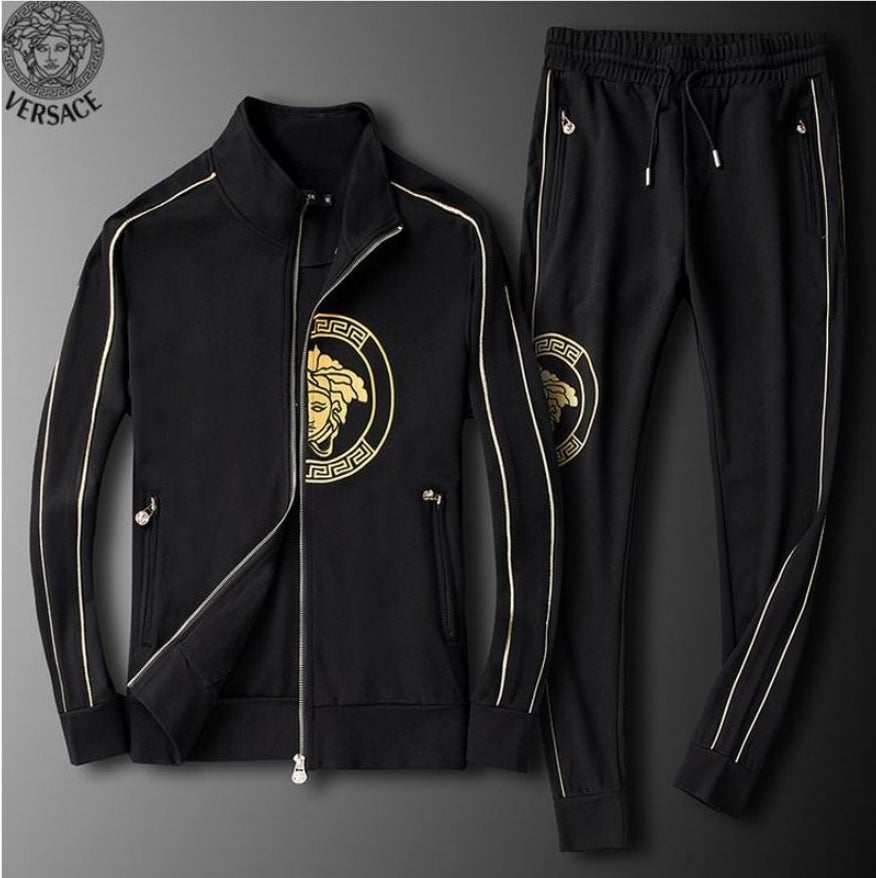 Les ensembles survêtement Versace pour homme allient performance et style avec audace. Leur design luxueux et leur finition impeccable en font un choix privilégié pour ceux qui recherchent l'élégance dans leur tenue sportive.