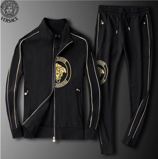 Les ensembles survêtement Versace pour homme allient performance et style avec audace. Leur design luxueux et leur finition impeccable en font un choix privilégié pour ceux qui recherchent l'élégance dans leur tenue sportive.