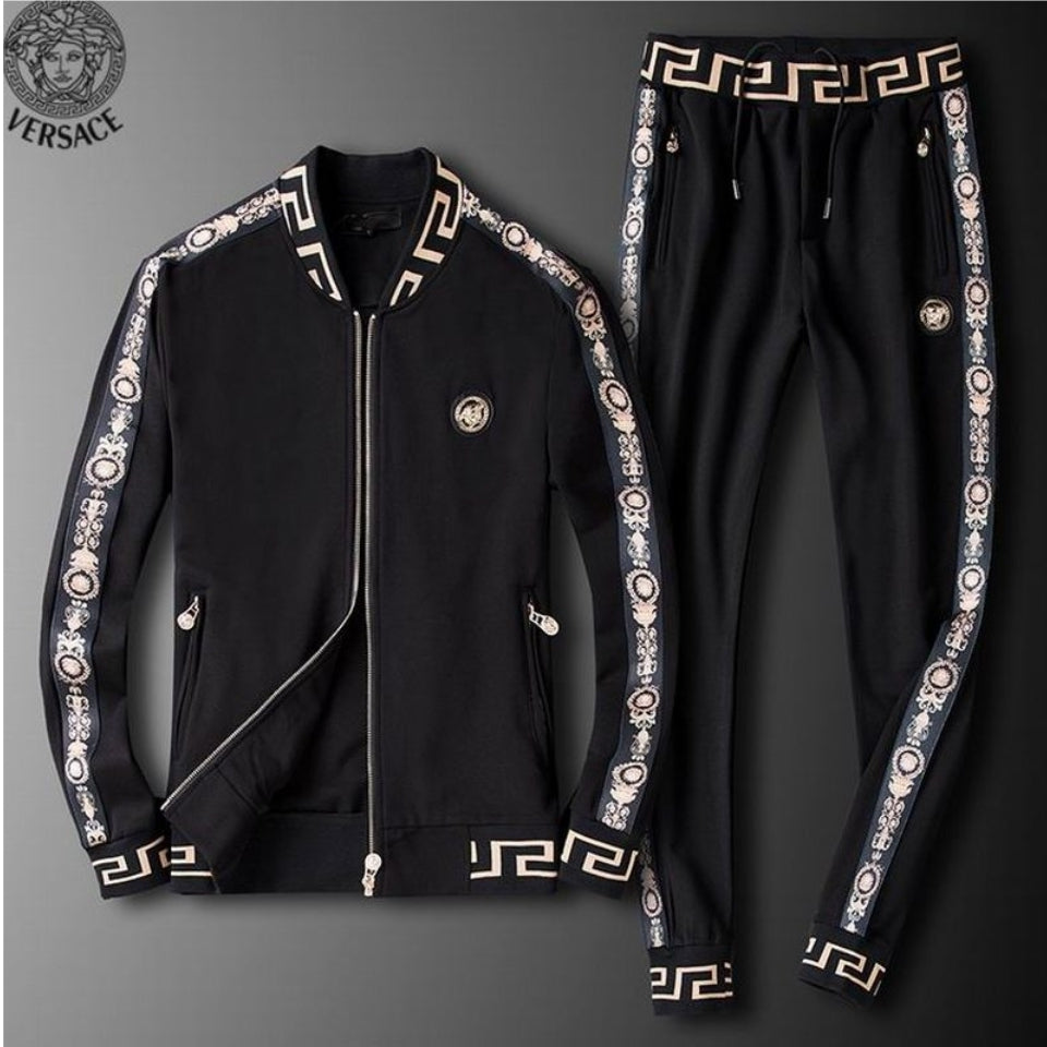 Les ensembles survêtement Versace pour homme allient performance et style avec audace. Leur design luxueux et leur finition impeccable en font un choix privilégié pour ceux qui recherchent l'élégance dans leur tenue sportive.