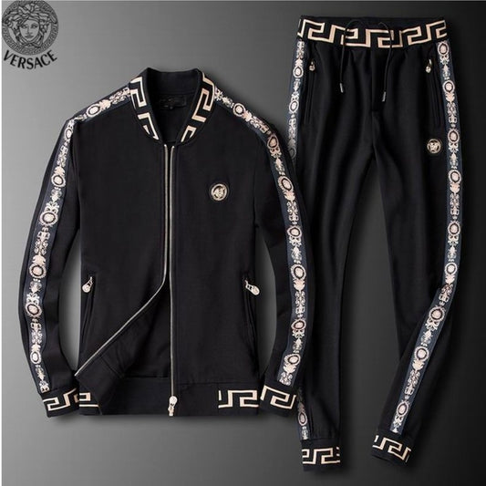 Les ensembles survêtement Versace pour homme allient performance et style avec audace. Leur design luxueux et leur finition impeccable en font un choix privilégié pour ceux qui recherchent l'élégance dans leur tenue sportive.