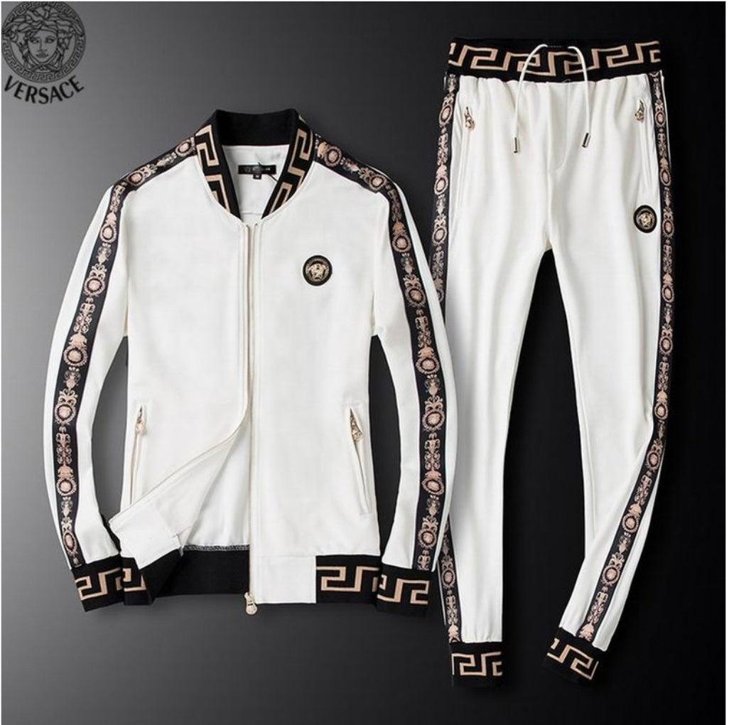 Les ensembles survêtement Versace pour homme allient performance et style avec audace. Leur design luxueux et leur finition impeccable en font un choix privilégié pour ceux qui recherchent l'élégance dans leur tenue sportive.