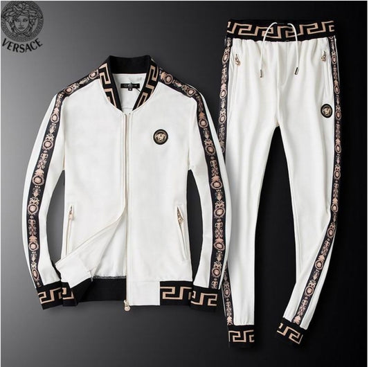 Les ensembles survêtement Versace pour homme allient performance et style avec audace. Leur design luxueux et leur finition impeccable en font un choix privilégié pour ceux qui recherchent l'élégance dans leur tenue sportive.
