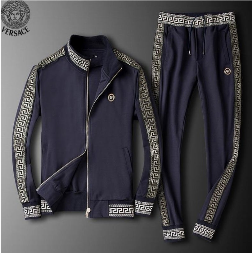 Les ensembles survêtement Versace pour homme allient performance et style avec audace. Leur design luxueux et leur finition impeccable en font un choix privilégié pour ceux qui recherchent l'élégance dans leur tenue sportive.