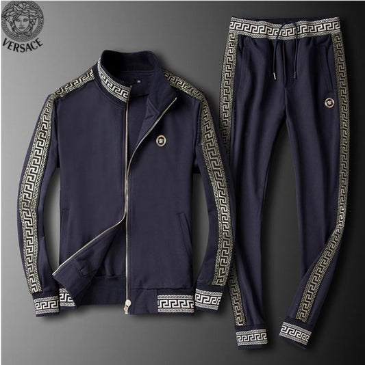 Les ensembles survêtement Versace pour homme allient performance et style avec audace. Leur design luxueux et leur finition impeccable en font un choix privilégié pour ceux qui recherchent l'élégance dans leur tenue sportive.