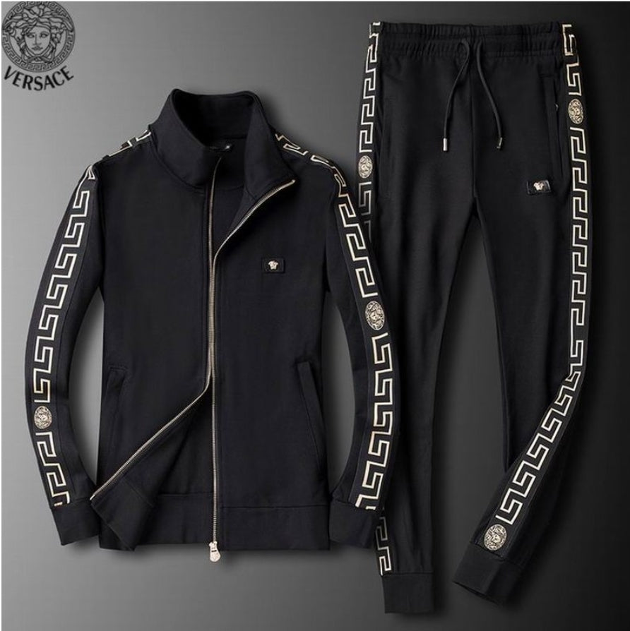 Les ensembles survêtement Versace pour homme allient performance et style avec audace. Leur design luxueux et leur finition impeccable en font un choix privilégié pour ceux qui recherchent l'élégance dans leur tenue sportive.