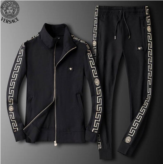 Les ensembles survêtement Versace pour homme allient performance et style avec audace. Leur design luxueux et leur finition impeccable en font un choix privilégié pour ceux qui recherchent l'élégance dans leur tenue sportive.