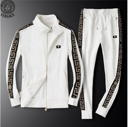 Les ensembles survêtement Versace pour homme allient performance et style avec audace. Leur design luxueux et leur finition impeccable en font un choix privilégié pour ceux qui recherchent l'élégance dans leur tenue sportive.