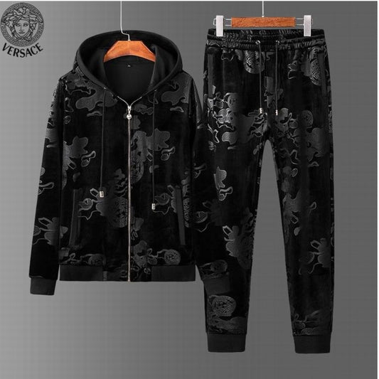 Les ensembles survêtement Versace pour homme allient performance et style avec audace. Leur design luxueux et leur finition impeccable en font un choix privilégié pour ceux qui recherchent l'élégance dans leur tenue sportive.